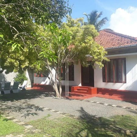 Circus Lagoon Hideaway Bed and Breakfast Dodanduwa Exterior foto